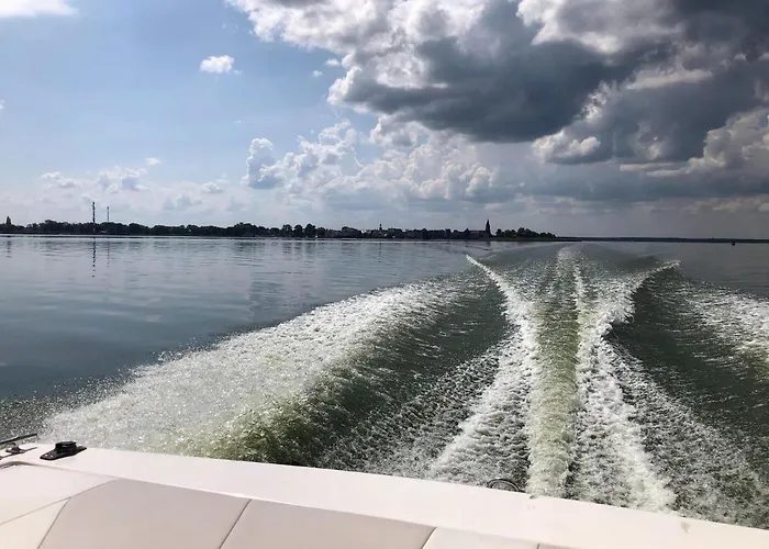 By Szczecin Lagoon With Garden بيت للعطل